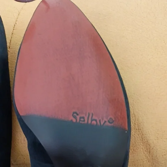 NWT.Selby Vintage Navy Heels with Gold Accent - Picture 8 of 10